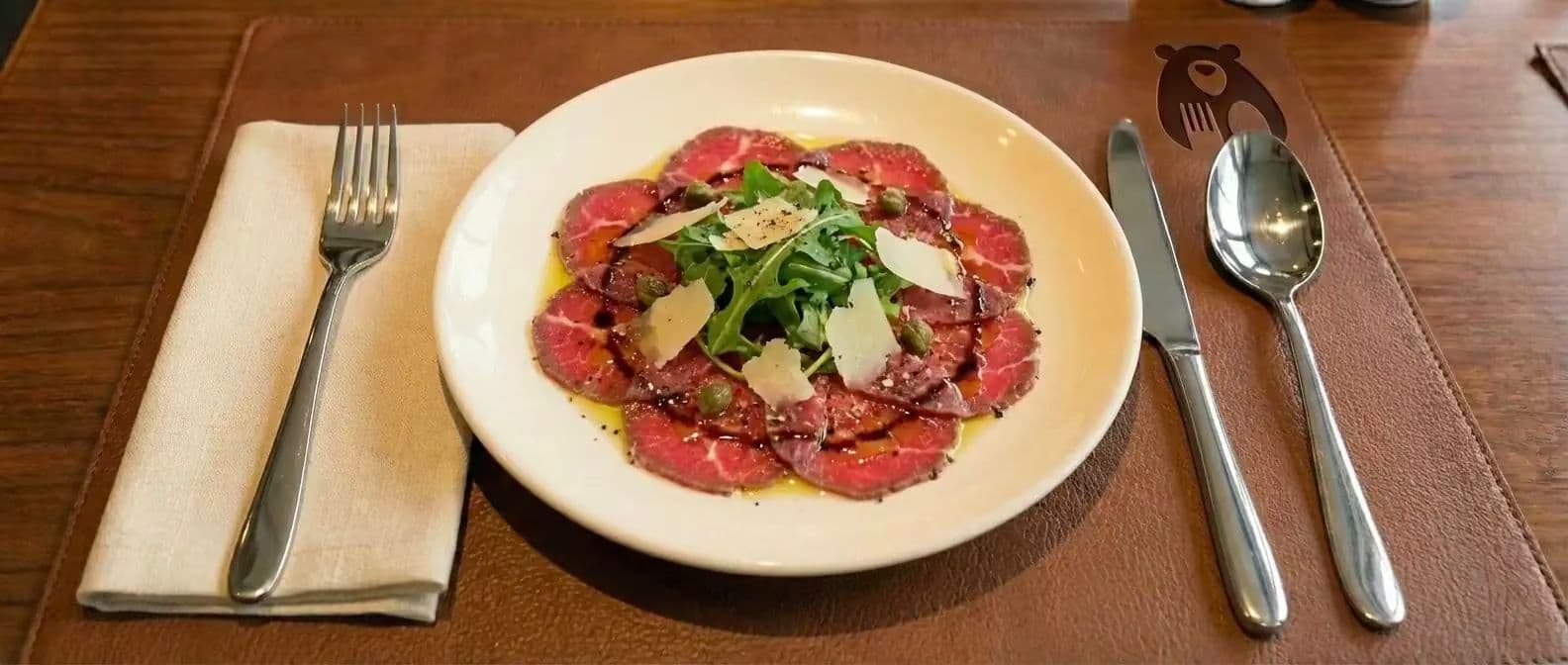 Carpaccio Di Manzo Con Rucola E Scaglie Di Grana